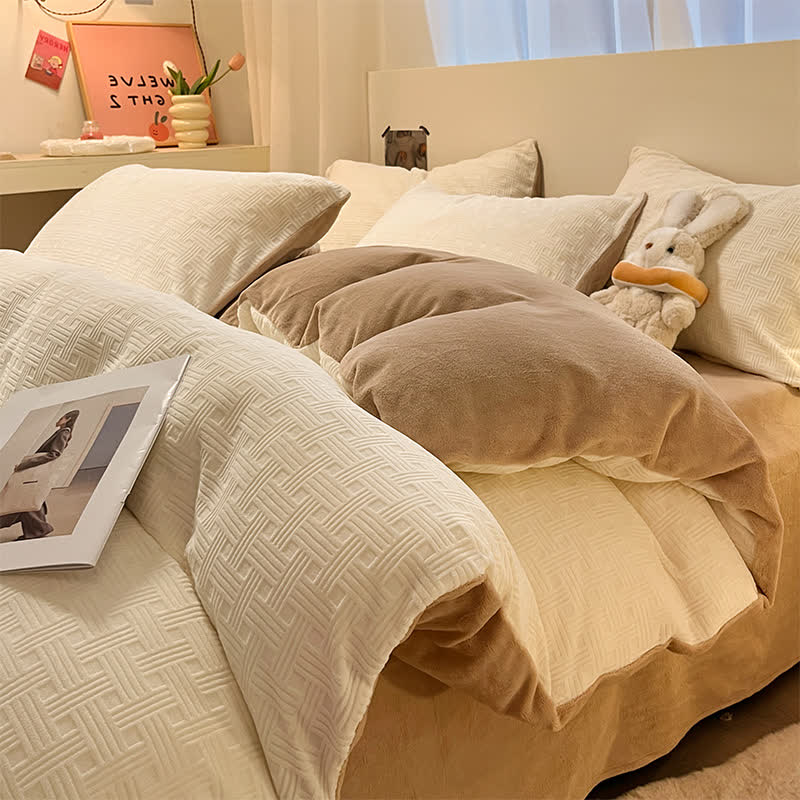 Parure de lit en peluche texturée à carreaux Ownkoti (4 pièces) - Blanc et café - 220 cm x 240 cm - image 9