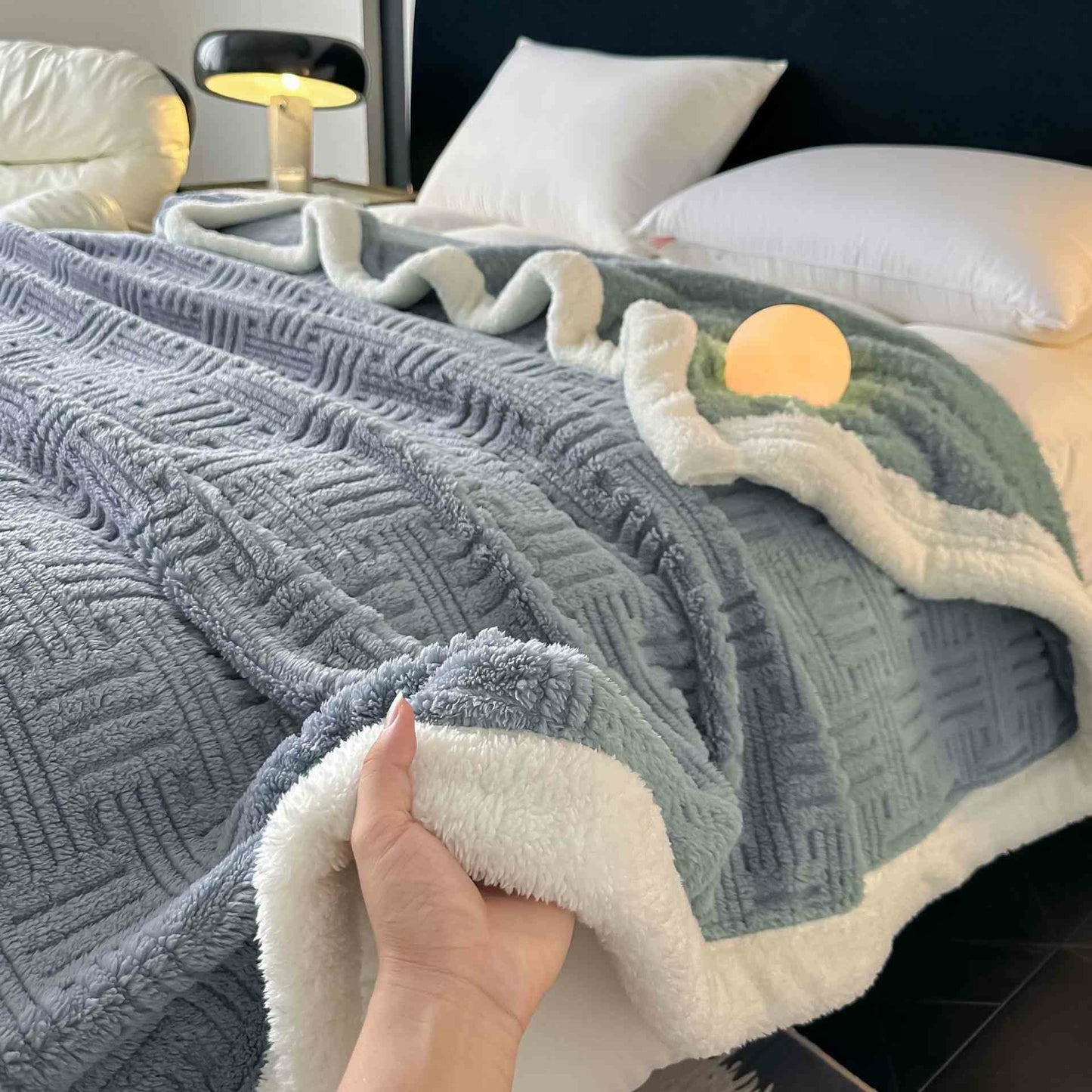 Couverture en peluche jacquard à carreaux - image 1