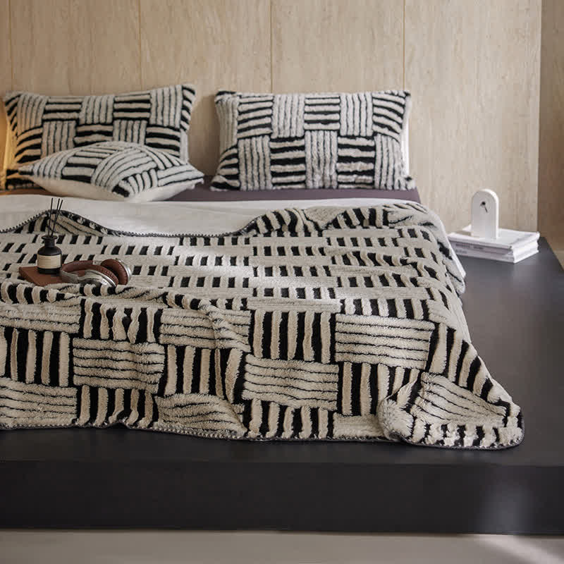 Couverture en polaire jacquard Ownkoti à motif géométrique - Noir et blanc - 200 cm x 230 cm - image 0