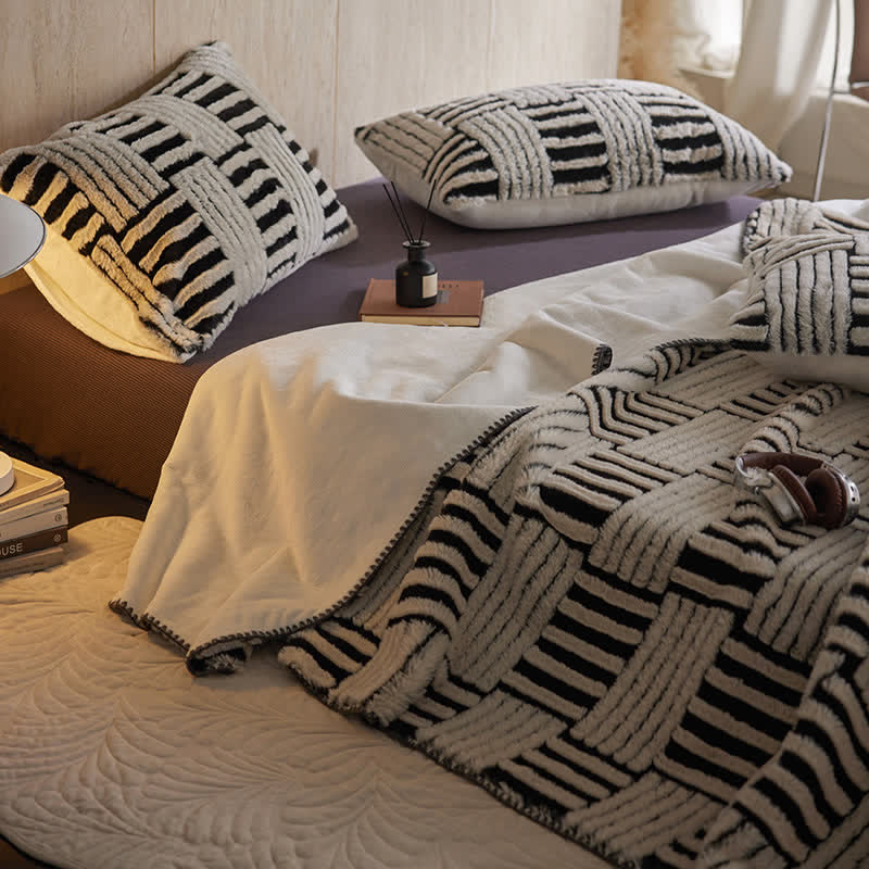 Couverture en polaire jacquard Ownkoti à motif géométrique - image 1