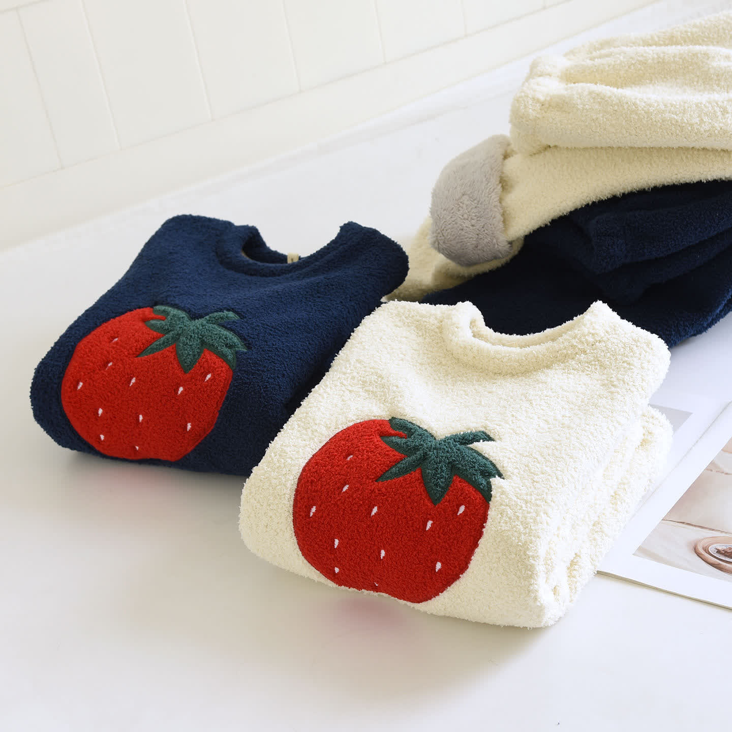 Ensemble de vêtements d'intérieur à motif fraise en polaire sherpa - image 1