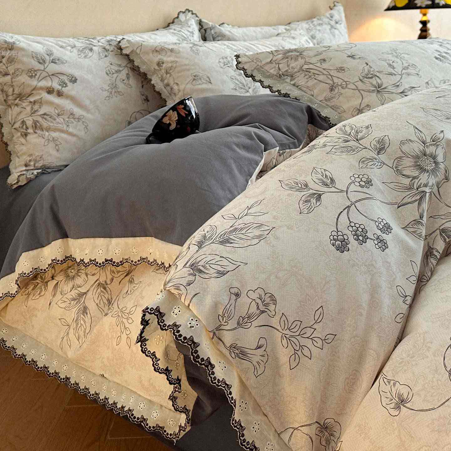 Parure de lit Ownkoti en coton brossé avec dentelle florale - Gris - 220 cm x 240 cm - image 1