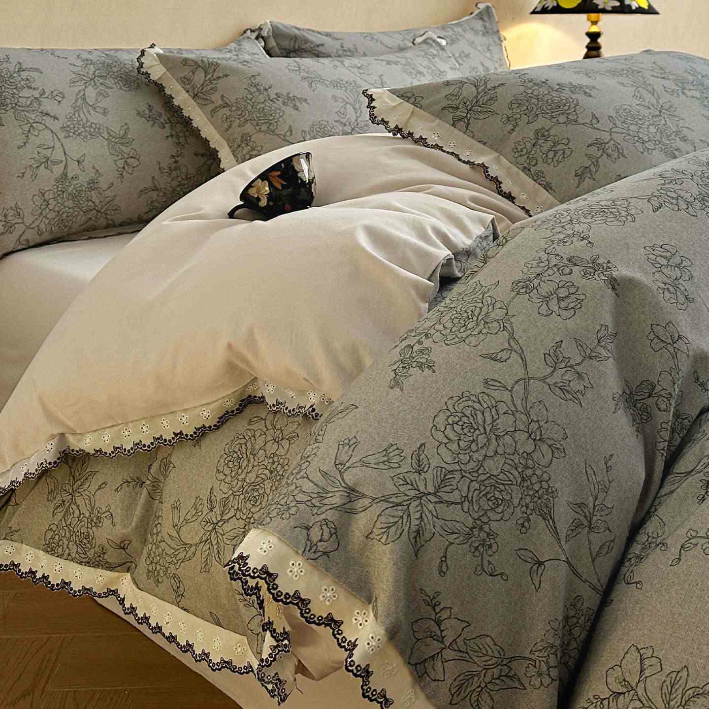 Parure de lit Ownkoti en coton brossé ornée de dentelle florale artistique - Vert - 220 cm x 240 cm - image 1