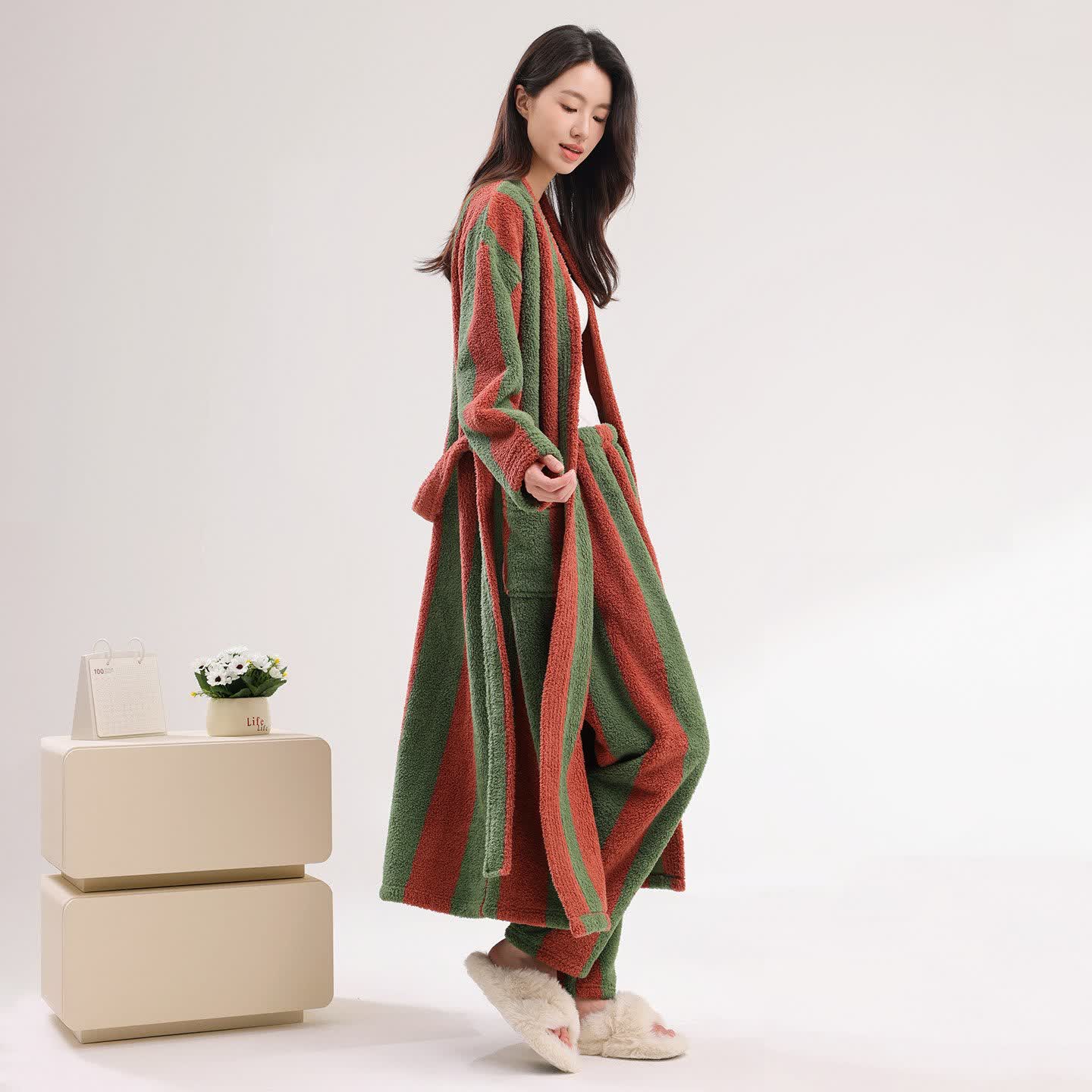 Peignoir moelleux à rayures verticales saisissantes - Rouge - Peignoir avec pantalon - 2XL - image 1