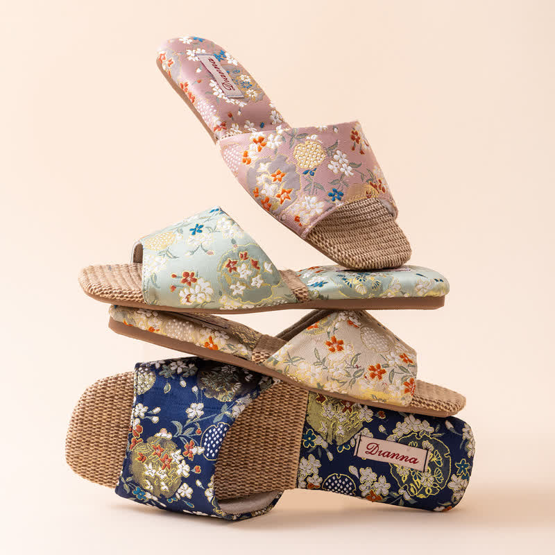 Pantoufles en lin à broderies florales - image 0