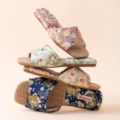 Pantoufles en lin à broderies florales - image 0