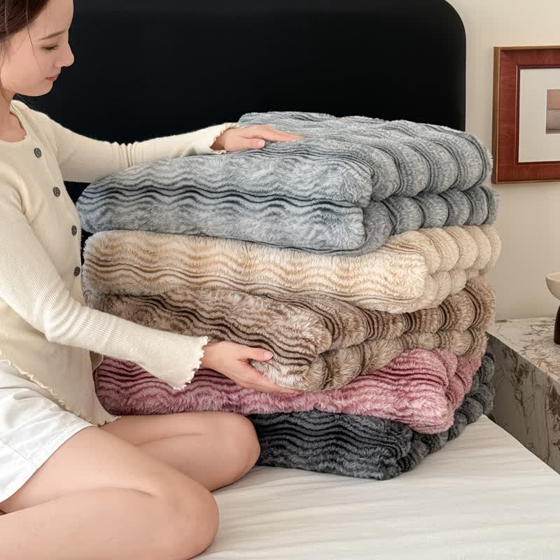 Couverture en fausse fourrure douce avec motif ondulé et imprimé jacquard - image 2