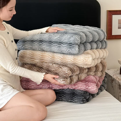 Couverture en fausse fourrure douce avec motif ondulé et imprimé jacquard - image 2