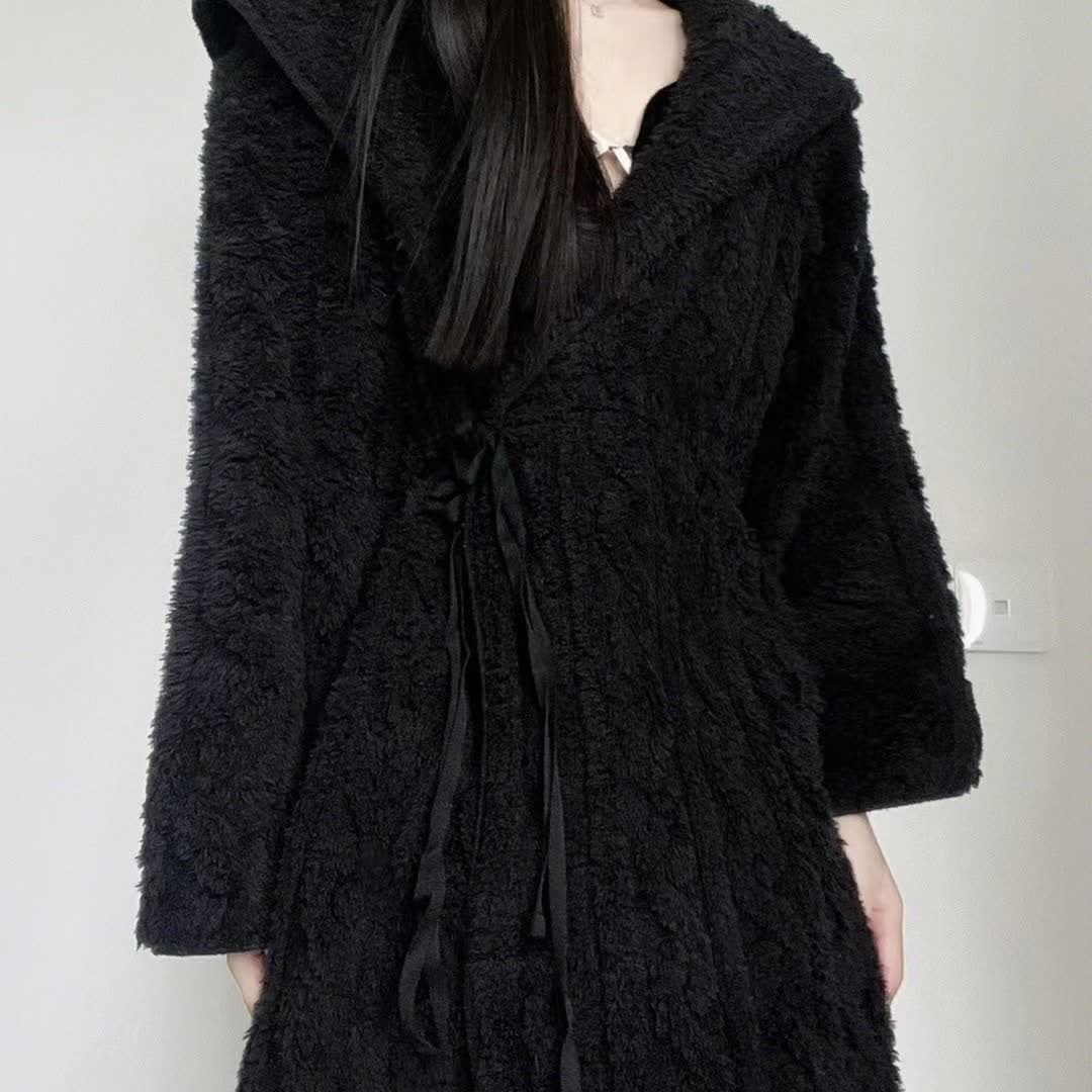 Peignoir à capuche noir moelleux et minimaliste - image 3