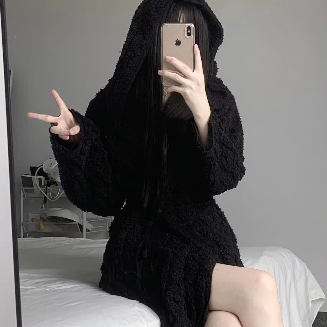 Peignoir à capuche noir moelleux et minimaliste - image 2