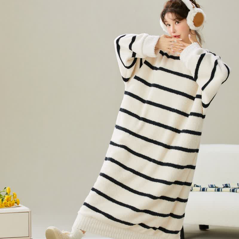 Chemise de nuit en peluche rayée à col rond - image 1