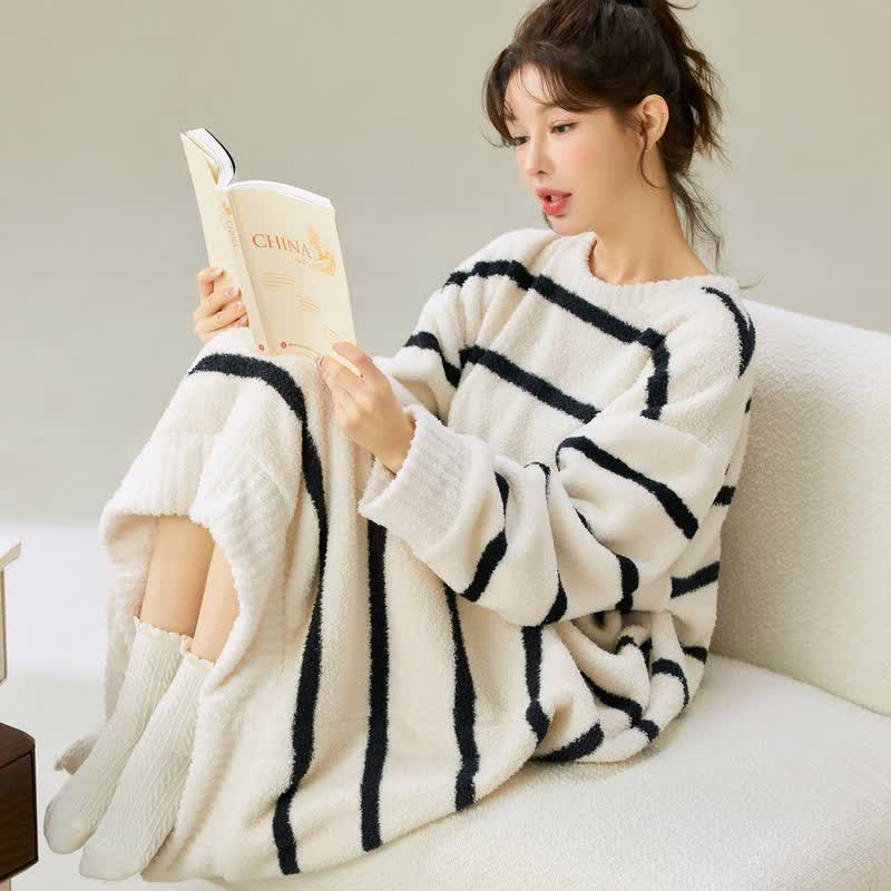 Chemise de nuit en peluche rayée à col rond - image 2