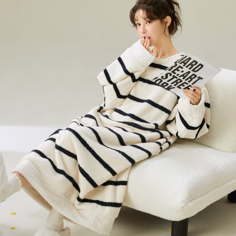 Chemise de nuit en peluche rayée à col rond - image 4