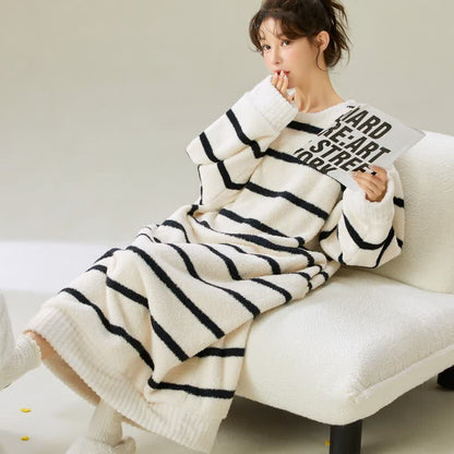 Chemise de nuit en peluche rayée à col rond - image 4