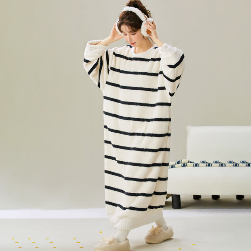 Chemise de nuit en peluche rayée à col rond - image 5