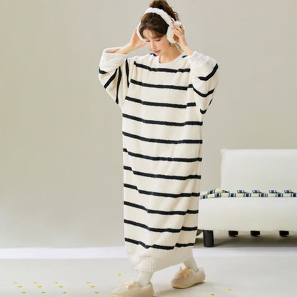Chemise de nuit en peluche rayée à col rond - image 5