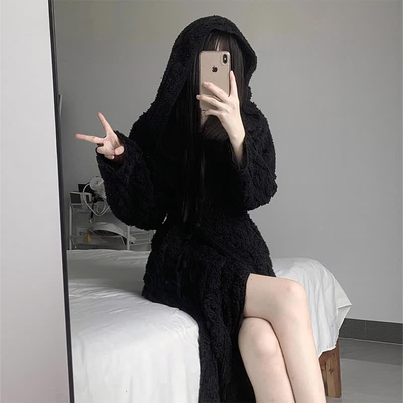 Peignoir à capuche noir moelleux et minimaliste - image 1