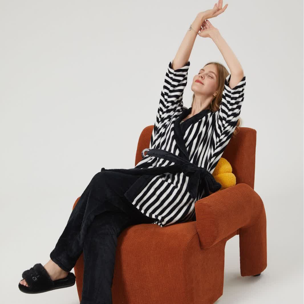 Ensemble de vêtements d'intérieur en peluche style kimono rayé - image 1