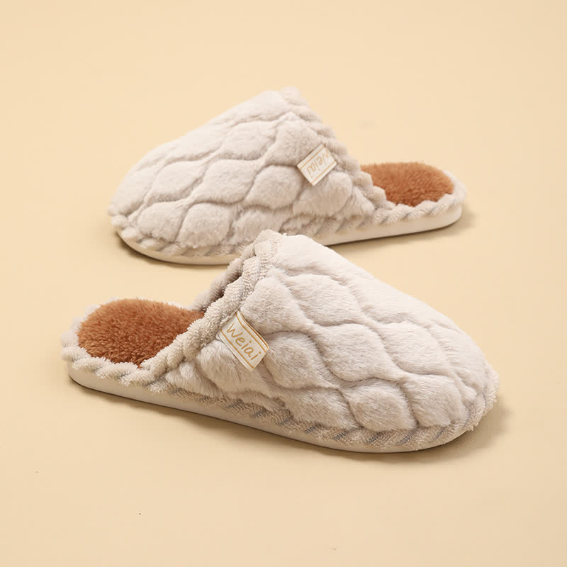 Pantoufles fermées et chaudes en peluche à la texture ondulée - image 3