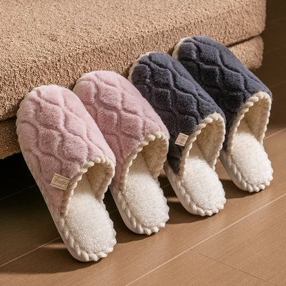 Pantoufles fermées et chaudes en peluche à la texture ondulée - image 1