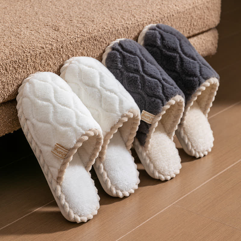 Pantoufles fermées et chaudes en peluche à la texture ondulée - image 0