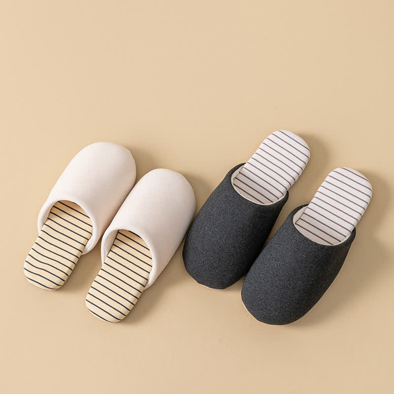 Pantoufles à semelles rayées et doublure en peluche - image 1