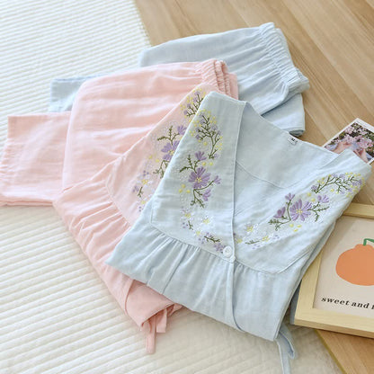Kimono d'intérieur en gaze de coton orné de broderies florales - image 2