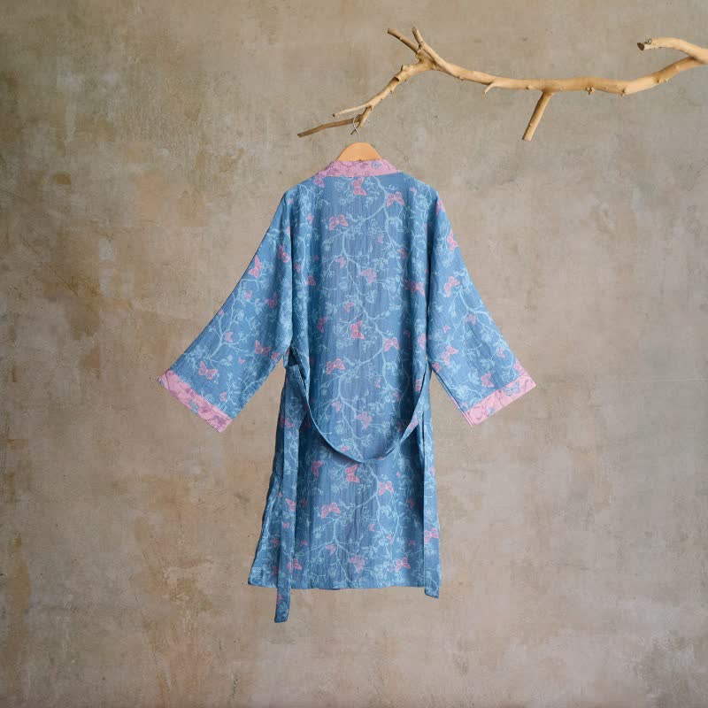Peignoir élégant de style kimono en gaze de coton à motifs floraux et papillons. - image 1