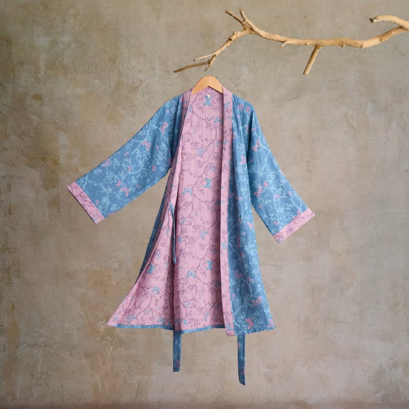 Peignoir élégant de style kimono en gaze de coton à motifs floraux et papillons. - Bleu - L - image 0