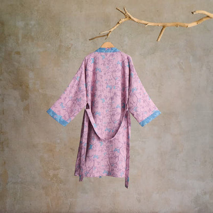 Peignoir élégant de style kimono en gaze de coton à motifs floraux et papillons. - image 8