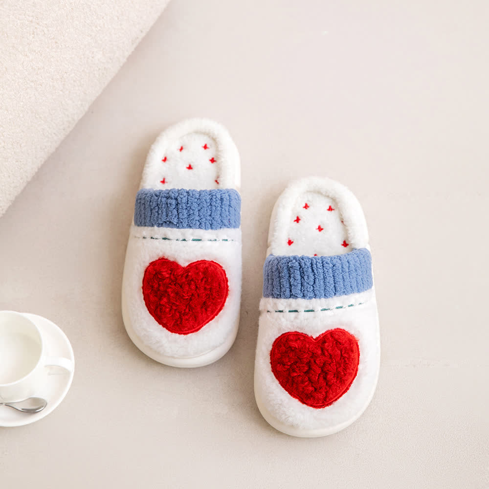 Pantoufles en peluche à motif cœur - image 1