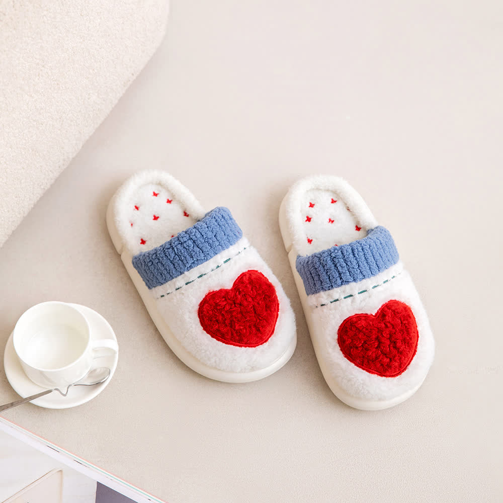 Pantoufles en peluche à motif cœur - image 3