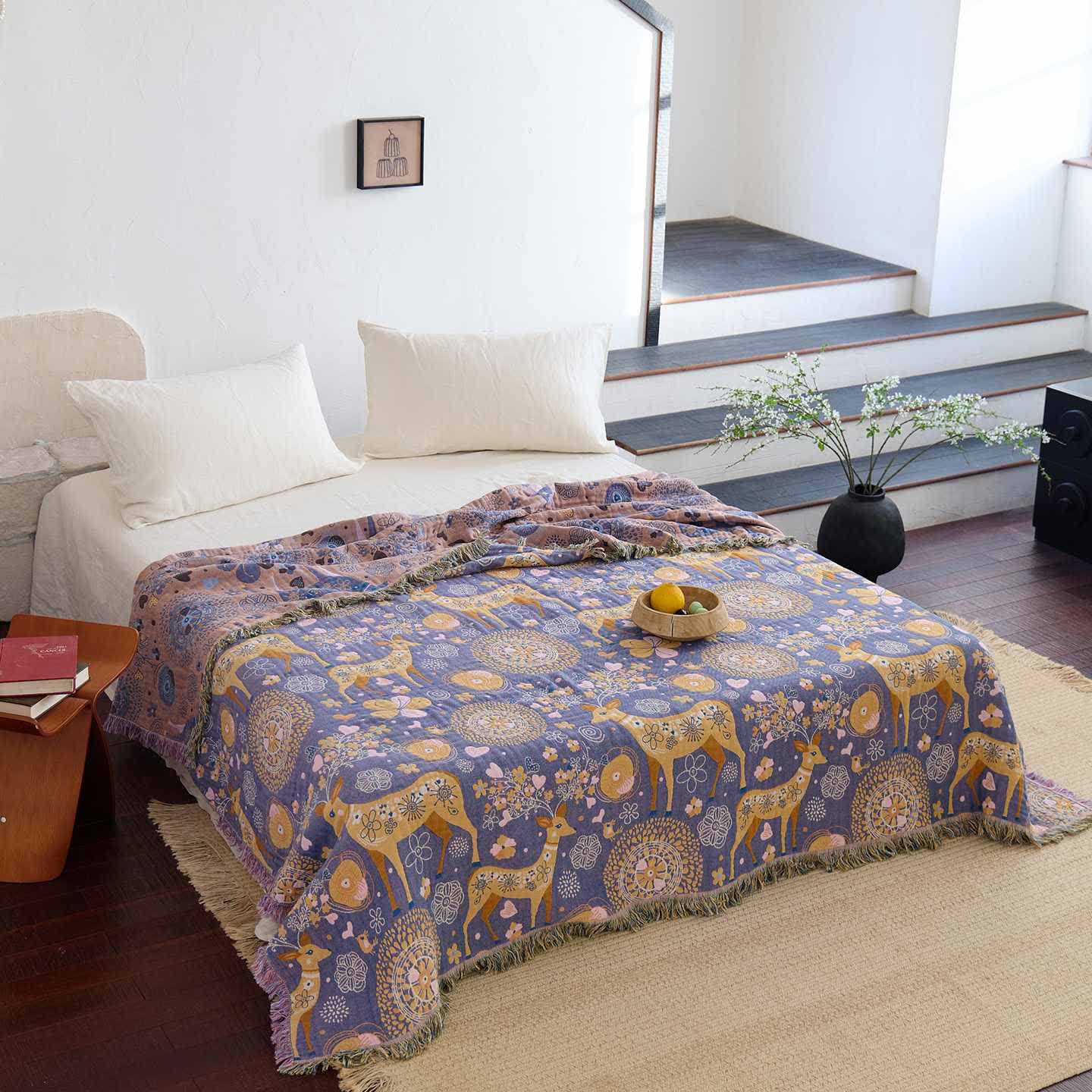 Couette réversible en gaze de coton à motifs floraux et de cerfs - 230 cm x 250 cm - image 0