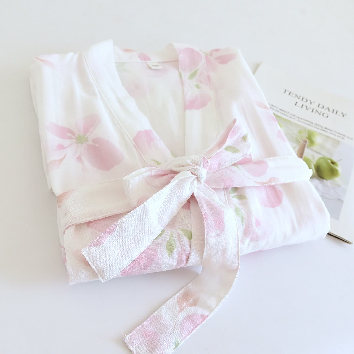 Peignoir de style kimono en gaze de coton à motif de fleurs de cerisier - image 1