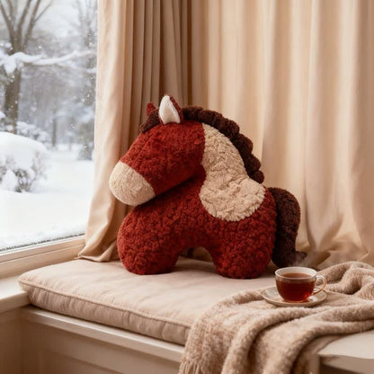 Coussin festif en sherpa avec mascotte de cheval rouge - image 3
