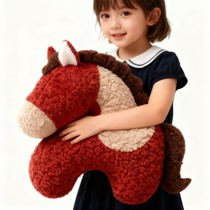 Coussin festif en sherpa avec mascotte de cheval rouge - image 1