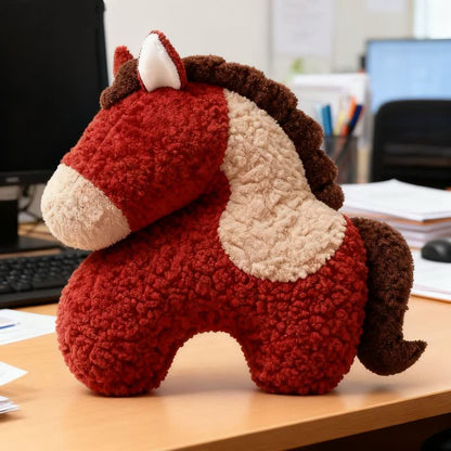 Coussin festif en sherpa avec mascotte de cheval rouge - 48 cm x 48 cm - image 0