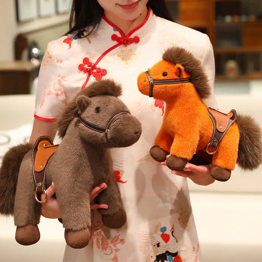 Poney en peluche réaliste avec selle en similicuir - image 0