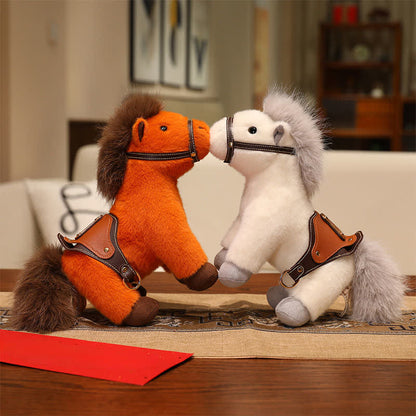 Poney en peluche réaliste avec selle en similicuir - image 2