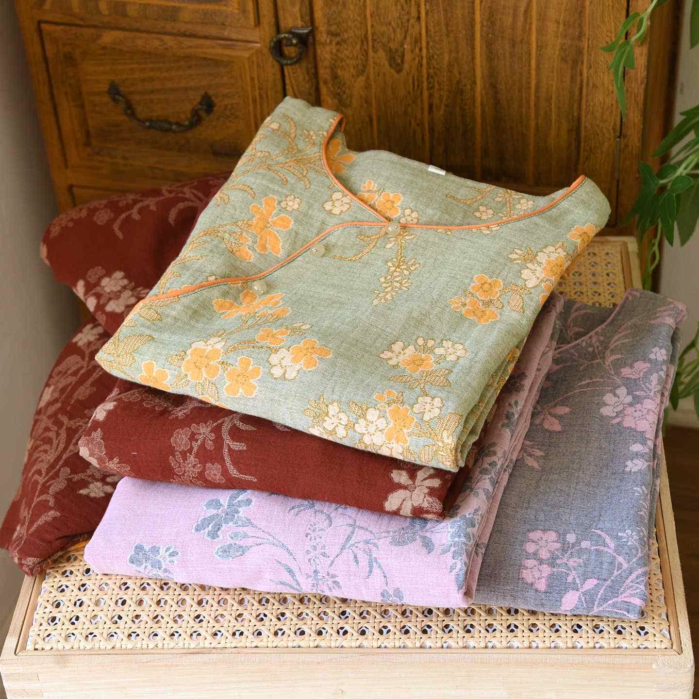 Pyjama en gaze de coton à motif jacquard de fleurs de prunier - image 1