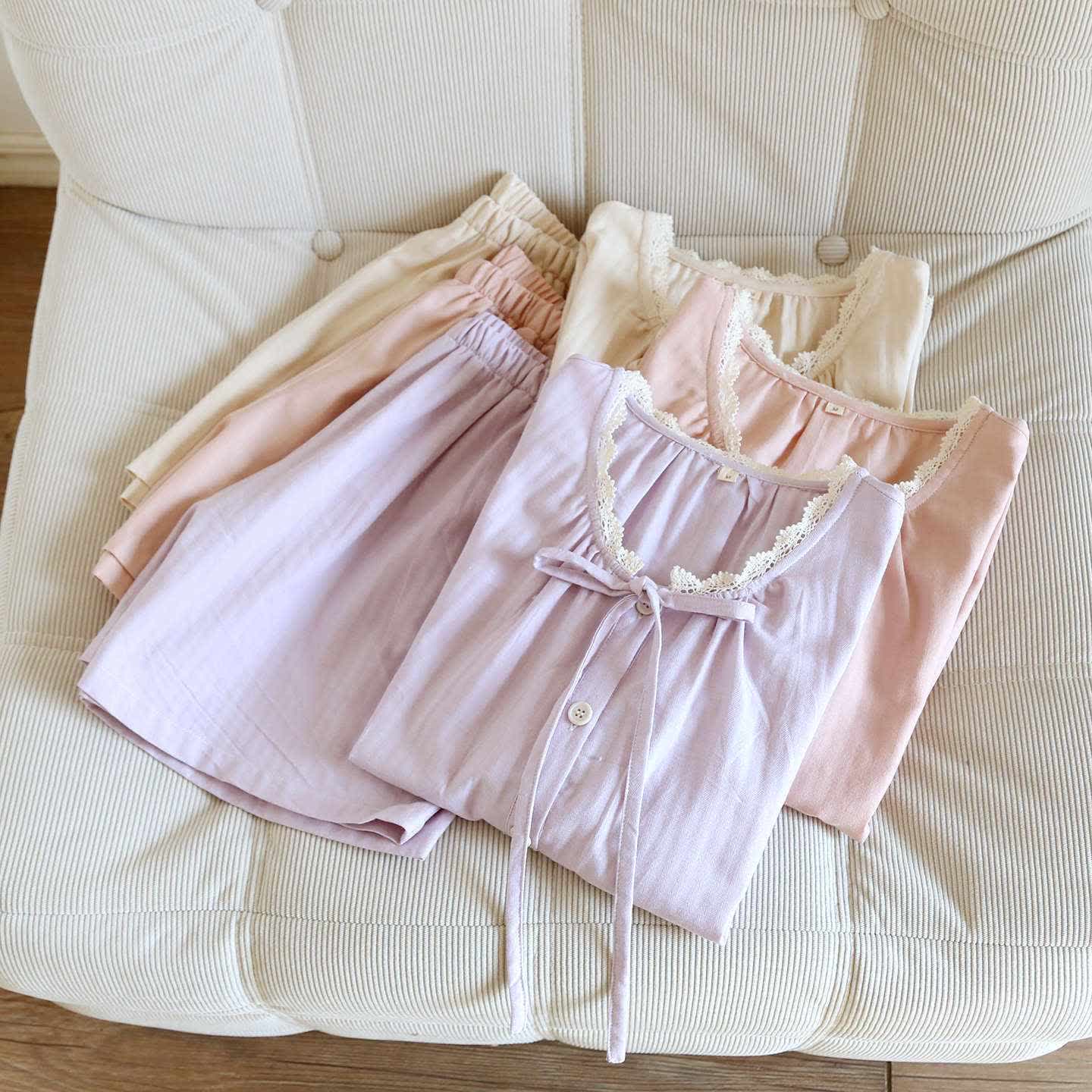 Ensemble pyjama court uni avec bordure en dentelle - image 1