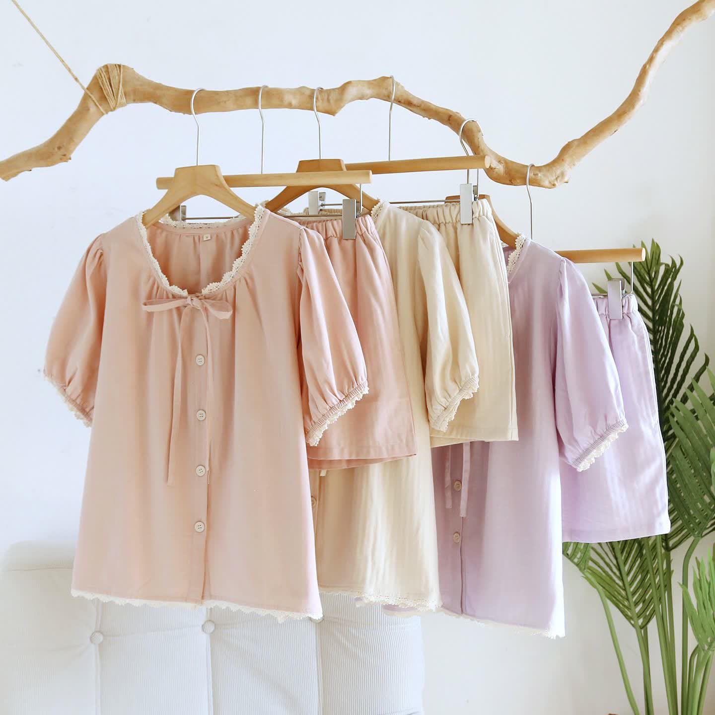 Ensemble pyjama court uni avec bordure en dentelle - image 2