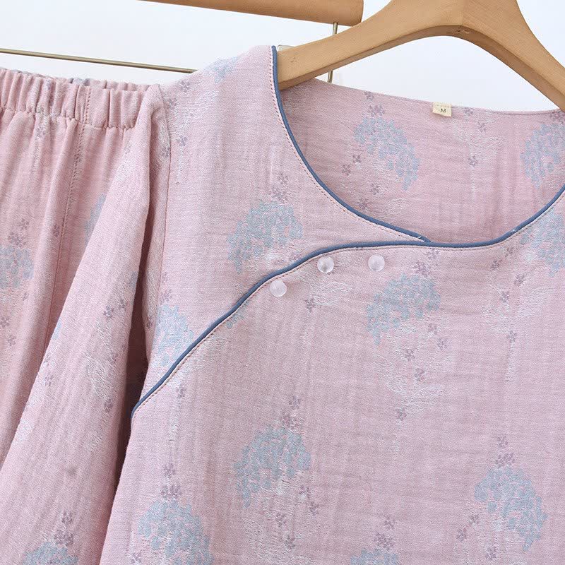 Ensemble pyjama en coton de style vintage avec un motif floral discret - image 5