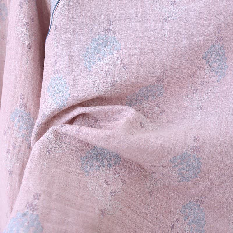 Ensemble pyjama en coton de style vintage avec un motif floral discret - image 10