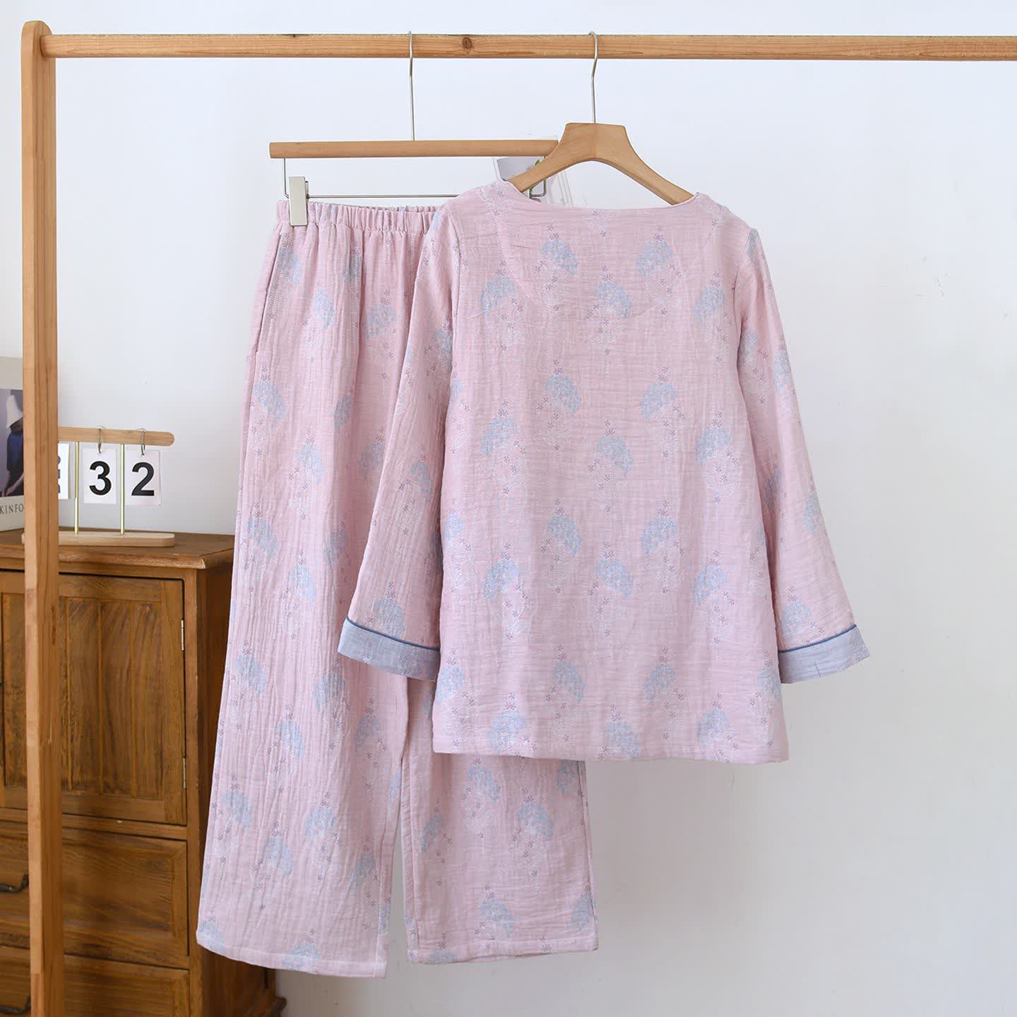 Ensemble pyjama en coton de style vintage avec un motif floral discret - image 3