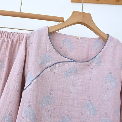 Ensemble pyjama en coton de style vintage avec un motif floral discret - image 4