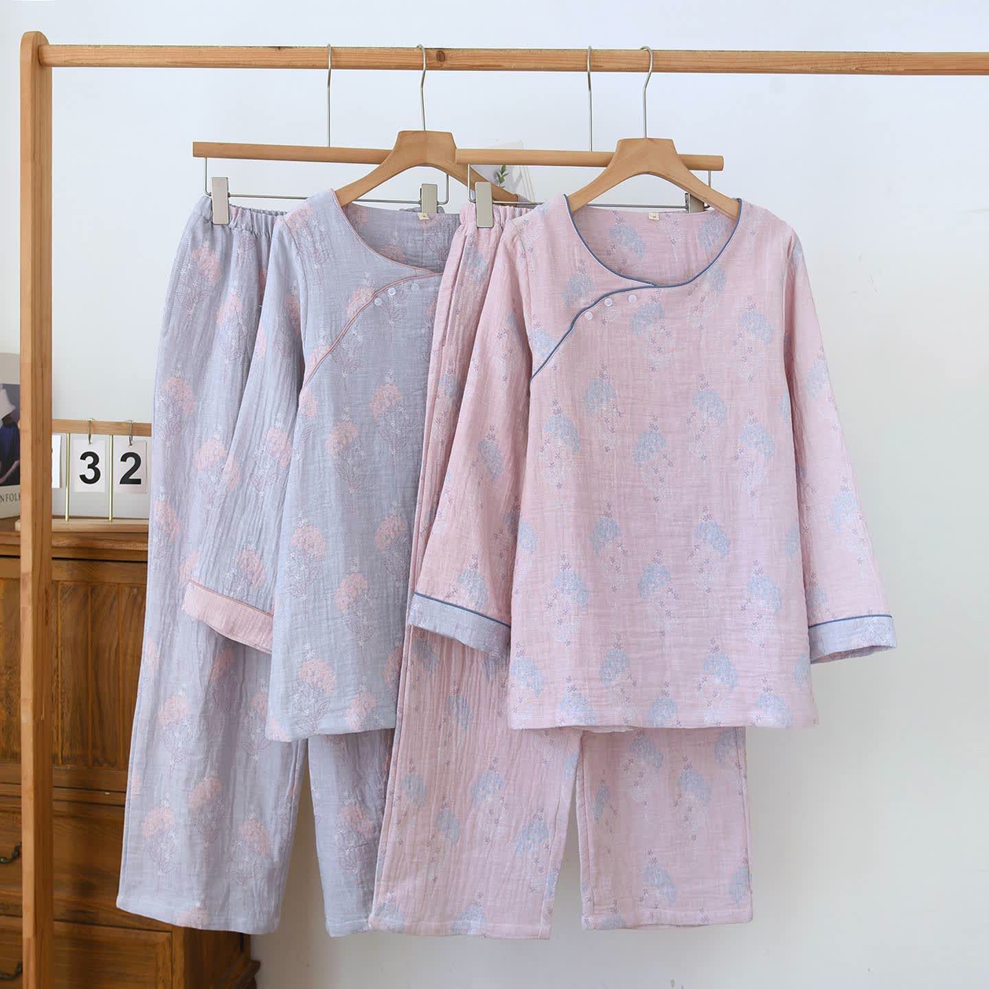 Ensemble pyjama en coton de style vintage avec un motif floral discret - image 0