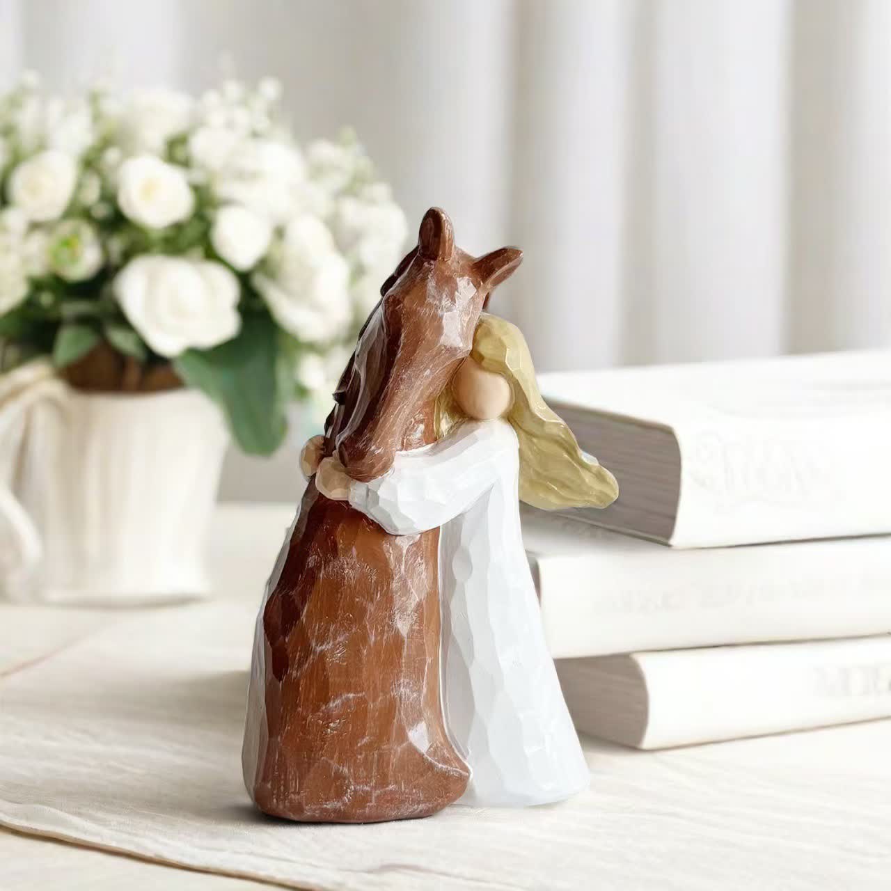 Figurine de fille et cheval peinte à la main en résine – décoration intérieure - 2 pièces - 8,8 cm x 15 cm - image 0