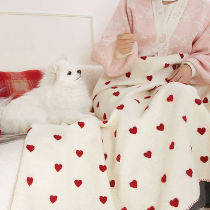 Couverture douce en forme de cœur avec des pompons - image 4