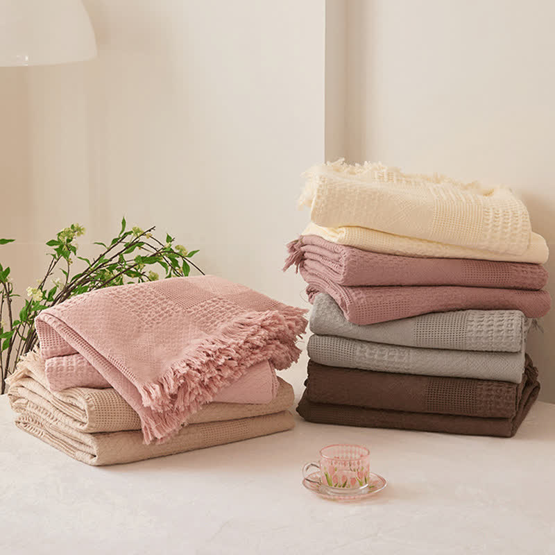Couverture matelassée en coton avec bordure en piqué gaufré et pompons - image 1